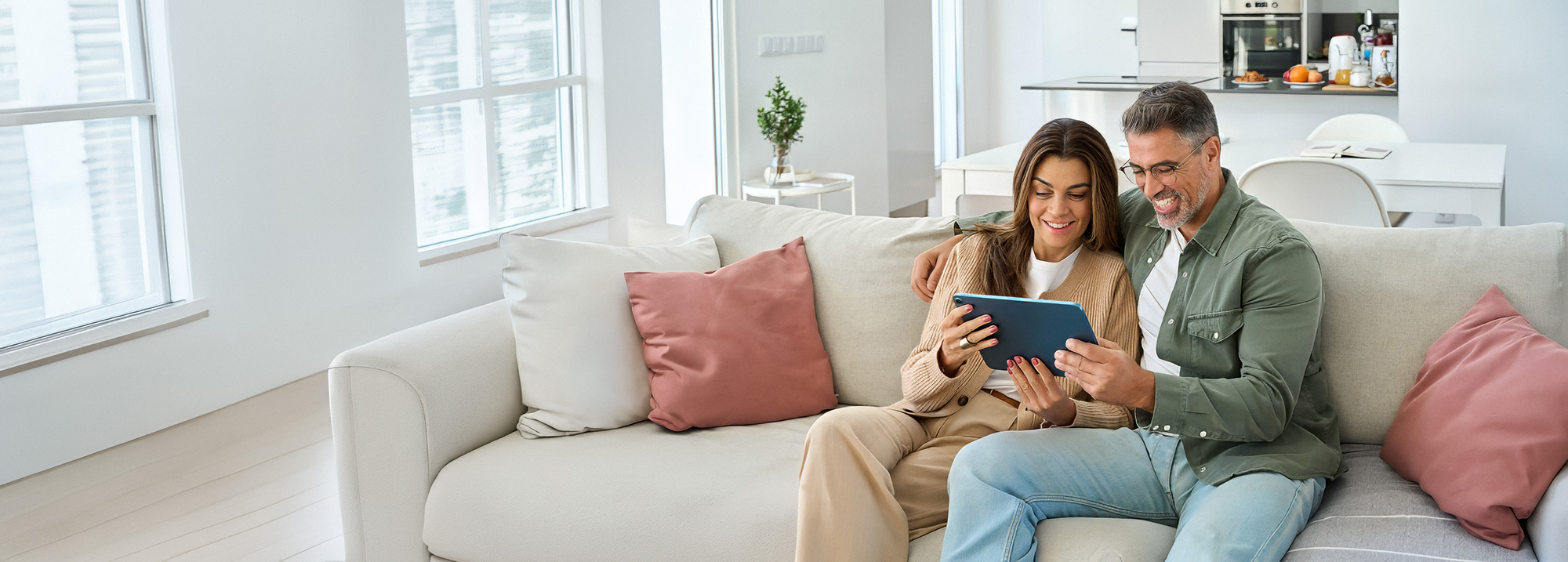 Paar auf dem Sofa bei der Beratung zur Immobilienfinanzierung